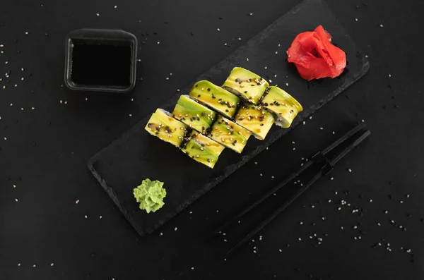 Vejetaryen suşi, krem peynirli avokado, susam, unagi soslu..