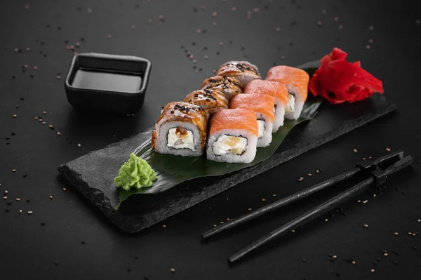 Taze çiğ somon, füme yılan balığı, krem peynir ve avokadodan yapılmış rulo..