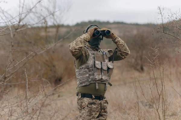 Soldat Ranger Oder Jäger Mit Ferngläsern Beobachten Den Wald — Stockfoto