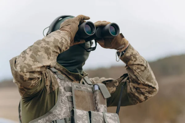 Ormanı izleyen asker, bekçi ya da dürbünlü avcı.