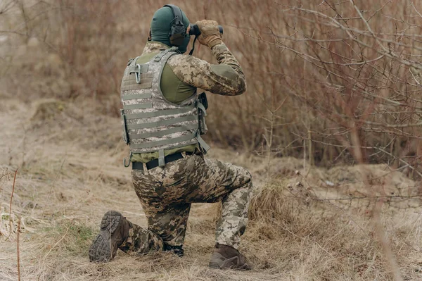 Soldato Camuffato Tiene Binocolo Militare Con Binocolo Mano Soldato Sul — Foto Stock