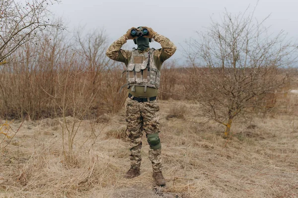 Soldato Camuffato Tiene Binocolo Militare Con Binocolo Mano Soldato Sul — Foto Stock