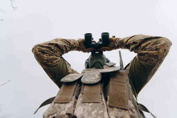 身着迷彩服的士兵手持双筒望远镜 拿着望远镜的军人 战场上的士兵 — 图库照片