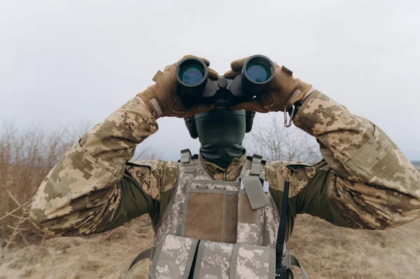 身着迷彩服的士兵手持双筒望远镜 拿着望远镜的军人 战场上的士兵 — 图库照片