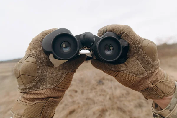 Soldier Holding Binoculars Tactical Gloves — Stock Photo, Image
