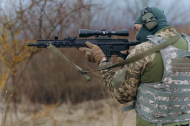 Bir asker makineli tüfek ateşler..