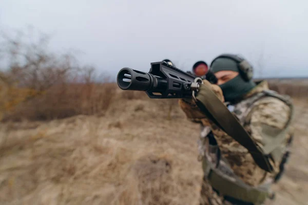 Солдат Стреляет Пулемета — стоковое фото