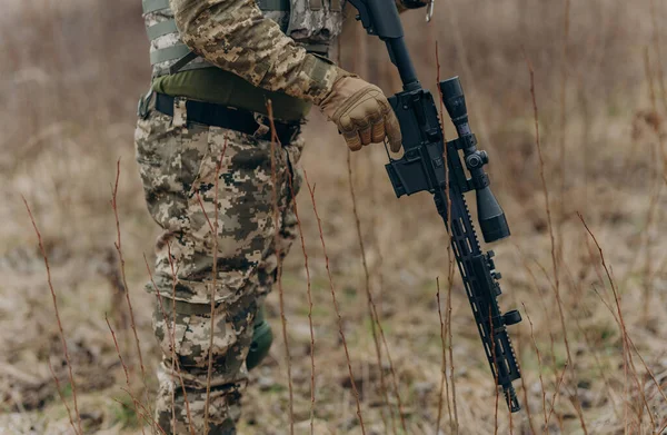 Bir Askerin Elinde Makineli Tüfek — Stok fotoğraf