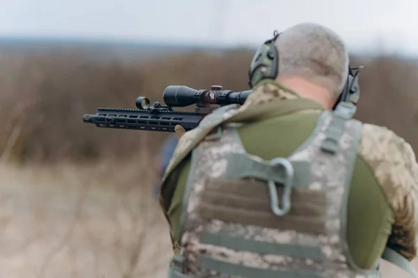 Ordunun Bir Askeri Makineli Tüfekle Ateş Ediyor Atış Silahlar — Stok fotoğraf