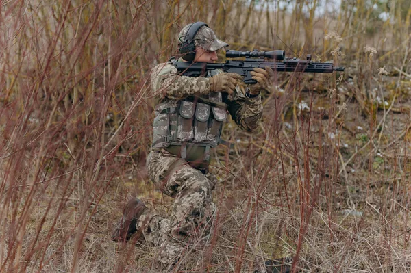 Soldado Dispara Uma Metralhadora — Fotografia de Stock