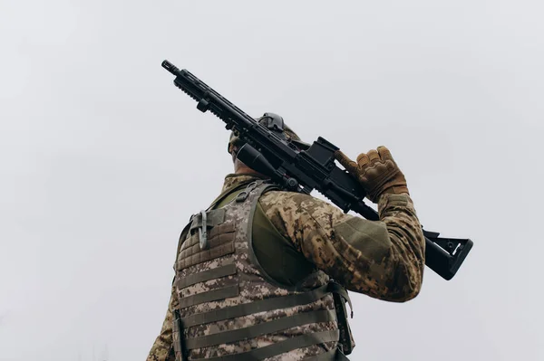 Soldier Machine Gun Stands His Back Military Uniform — Stock Photo, Image