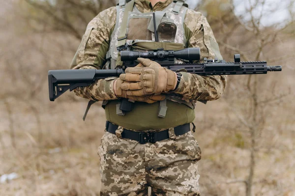 Soldato Ucraino Mimetizzazione Tiene Una Mitragliatrice Posizione Combattimento — Foto Stock