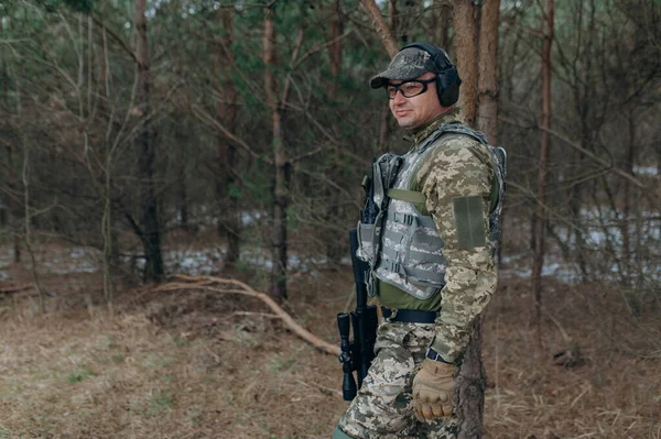 Soldato Cammina Nella Foresta Con Una Mitragliatrice — Foto Stock