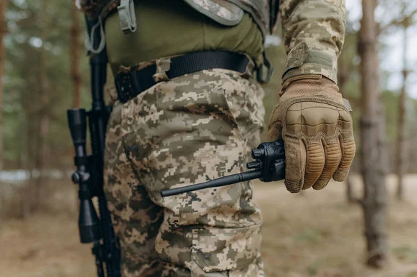 Militare Uniforme Mimetica Guanti Tattici Tiene Walkie Talkie Comunicazione Dell — Foto Stock