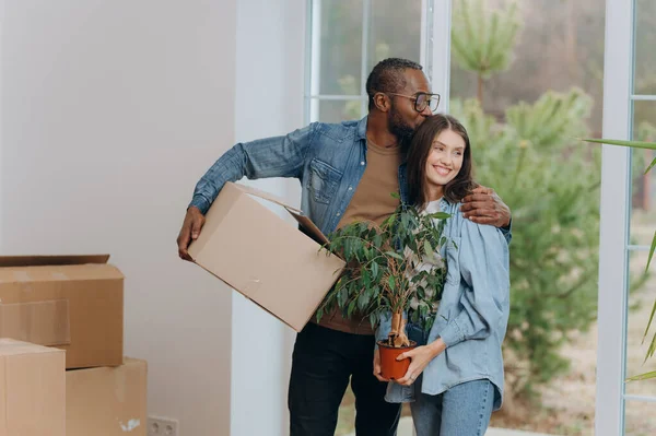 Happy Young Family Moving House Black Man Woman Holding Cardboard — Stock Photo, Image
