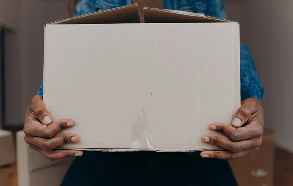 Adam Bir Karton Kutuyu Kaldırıyor — Stok fotoğraf