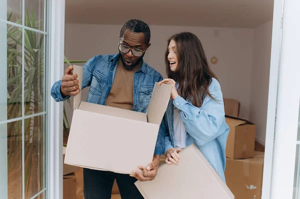 Mutlu Çift Içinde Eşyalar Olan Bir Karton Kutuyu Açıyor Taşınırken — Stok fotoğraf