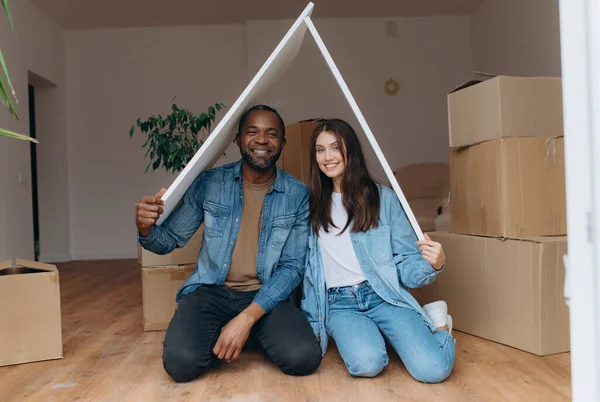 Bir Çift Kendi Evlerine Taşınır Birlikte Evin Çatısını Jestler Yaparlar — Stok fotoğraf