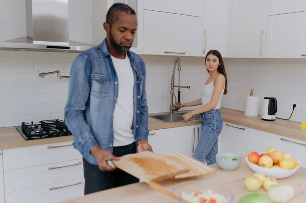 Ein Glückliches Junges Paar Ist Der Küche Beschäftigt Ein Schwarzer — Stockfoto