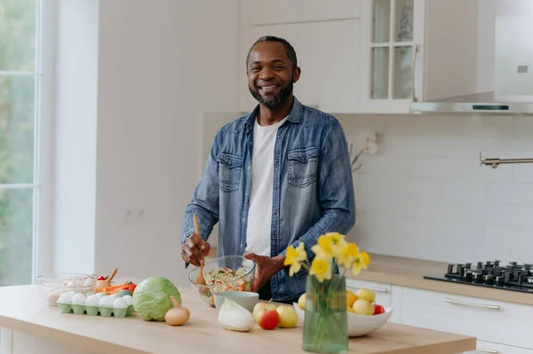 Afroamerikansk Mann Tilbereder Grønnsakssalat Sunt Måltid – stockfoto