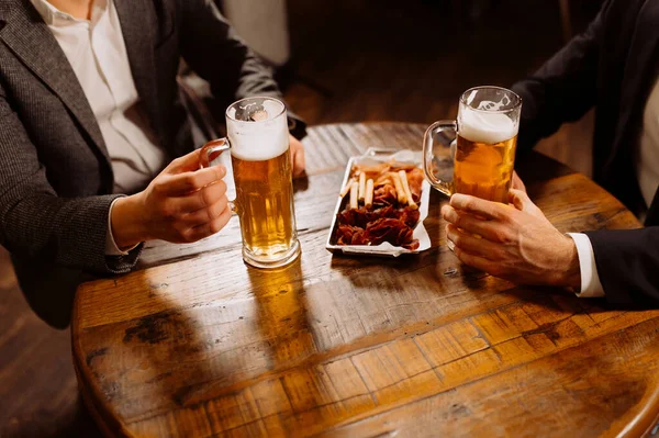 Dois Copos Cerveja Nas Mãos Homens Amigos Bar Uma Noite — Fotografia de Stock
