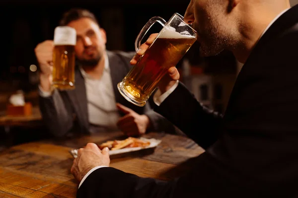 Erwachsene Freunde Sitzen Mit Bierkrügen Einer Kneipe Zwei Gut Gelaunte — Stockfoto