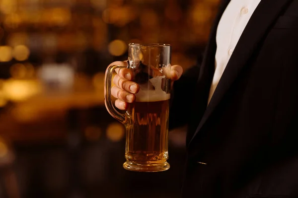 Man Drinks Beer Side View Handsome Bald Man Drinking Beer — Stock Photo, Image