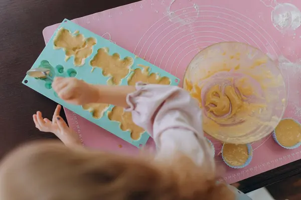 生の生地をシリコーン型に注ぎ クッキーを作る ベーキングの準備のプロセス — ストック写真
