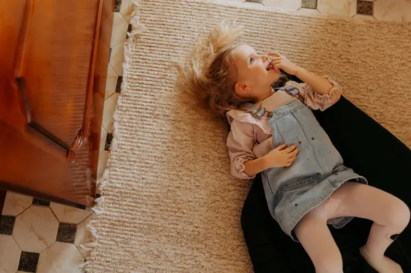 Happy Little Girl Having Fun Floor Lying — Stock Photo, Image