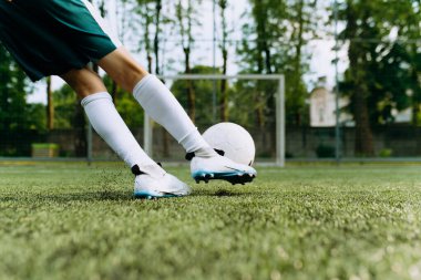 Küçük bir futbolcu kalede topa vuruyor. Çocuk Futbol Oynuyor