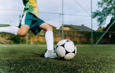 Küçük bir futbolcu kalede topa vuruyor. Çocuk Futbol Oynuyor