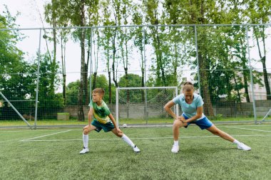 Koç çocuğu esneme egzersizleri yapması için eğitti..