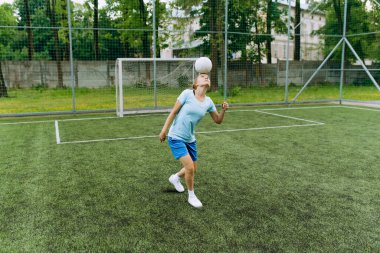 Futbolcu kız topu kafasında döndürüyor. Futbol mu?