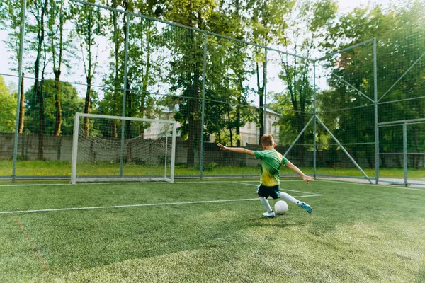 Een Kleine Voetballer Schopt Bal Het Doel Jongen Speelt Voetbal — Stockfoto