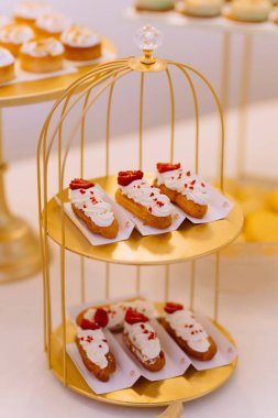 Düğün dekorasyon Kur'a lezzetli kekler ve tatlılar çikolata.