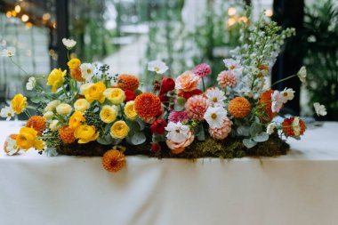 Düğün ve şenlik dekoru sarı, turuncu, kırmızı renkler