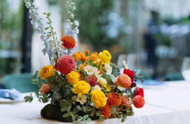 Düğün ve şenlik dekoru sarı, turuncu, kırmızı renkler