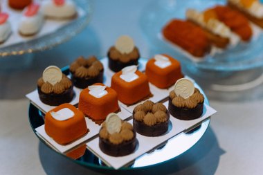 Yemek servisi pastaları ve pastalar.