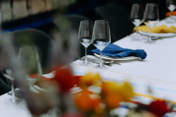 Ajuste Mesa Con Platos Mantel Azul Estilo Mediterráneo — Foto de Stock