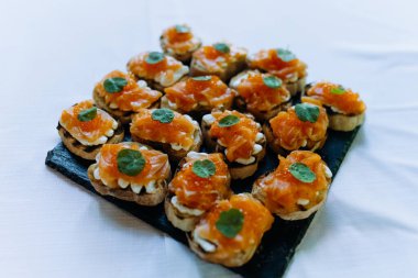 Tuzlu somon, tereyağı, peynir ve sebzeli sandviç. Sağlıklı beslenme kavramı. Açık büfe atıştırmalıkları