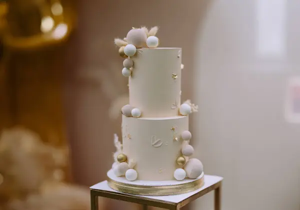 Bayramlık bej pasta. Fotoğraf bölgesinin arka planında iki katlı pasta