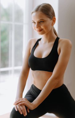 Temiz hava soluyan genç, çekici bir Yogi kadının profil portresi, gözleri kapalı, meditasyon pozisyonu, rahatlama egzersizi, siyah spor kıyafetleri giyme, resmi kapatma.