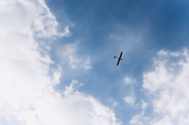Mavi gökyüzünde uçan bir dron. Bulutların üzerinde uçan insansız hava aracı, teknoloji. Kavram: Askeri keşif aracı, gökyüzünde olay, Ukrayna 'da savaş.