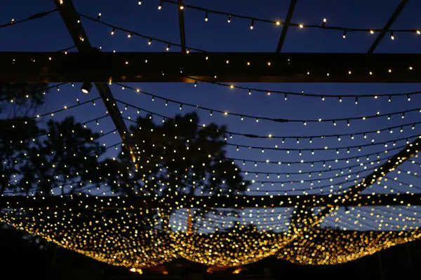 Guirlandas Lâmpadas Posto Madeira Rua Banquete Casamento Noite Luzes Decoração — Fotografia de Stock