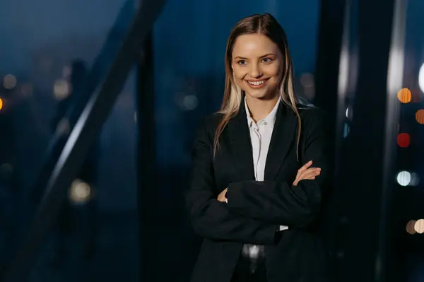 Akşam ofisindeki bir iş kadınının portresi. Gece yarısı, şehir panoramasının arka planında klasik giyinmiş bir kadın. Ofiste elleri bağlı bir kadın var.