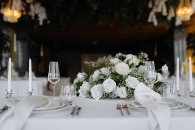 Bir etkinlik ya da düğün resepsiyonu için masa hazır. Kış teması. Düğünde bir sehpa.