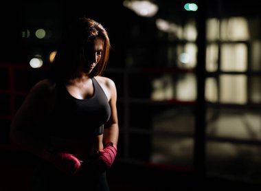 Mutlu bir spor kadının portresi. Spor salonunda antrenman. Sporcu kız spor salonunda antrenman yapıyor. Spor salonundaki genç kız.