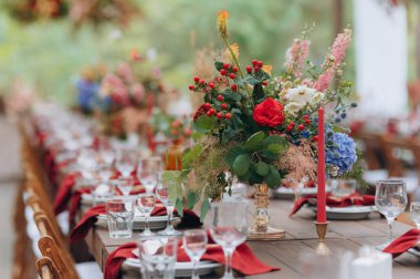 Kumaşla kaplı ahşap çadır, düğün ziyafeti. Açık havada düğün ziyafeti. Örtülü, bahçede servis edilen masalar, doğada bahçe..