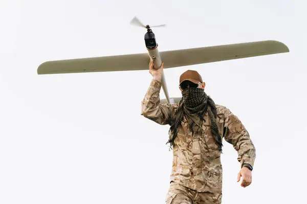 Askeri uçak. Bir askerin elinde bir askeri hava aracı. İnsansız hava aracı, bir askerin elinde. Keşif amacıyla insansız hava aracı fırlatılıyor.