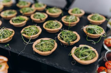 Lezzetli ıspanaklı turtalar, vitrin aşçılık sanatları. Taze mikroçerezler sunumu geliştirir, yemek meraklılarına hitap eder.